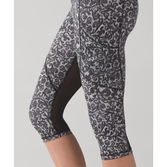 Lululemon Outrun 17" Crop Womens Size 4 Activewear Mini Cinder Lace White Black - Picture 5 of 13
